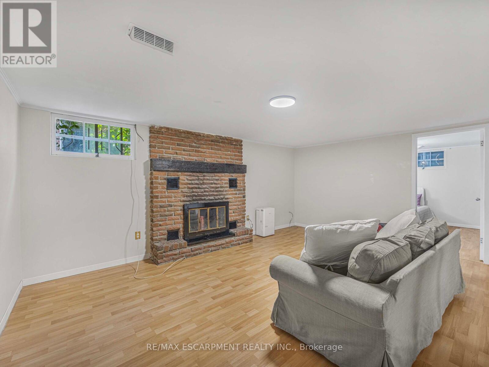 10 Alexander Street, Brampton (Downtown Brampton), Ontario  L6V 1H6 - Photo 23 - W12445099