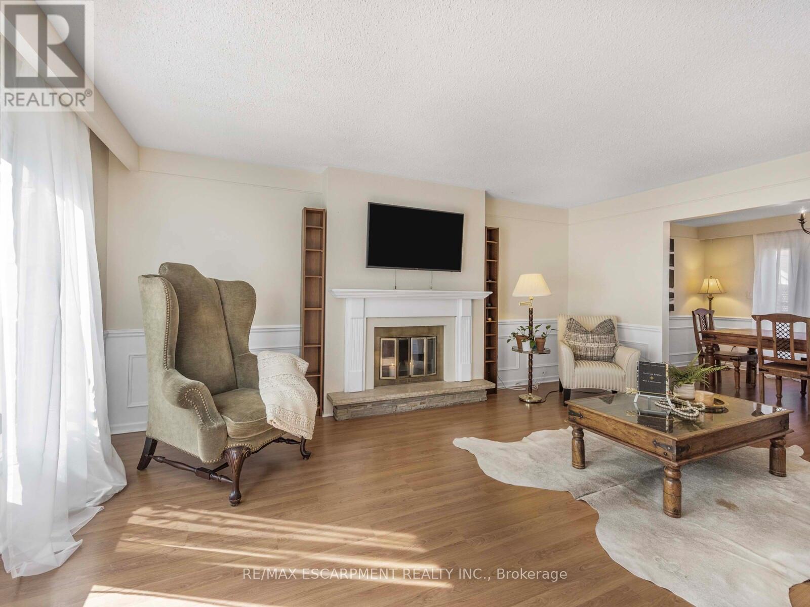 10 Alexander Street, Brampton (Downtown Brampton), Ontario  L6V 1H6 - Photo 7 - W12445099