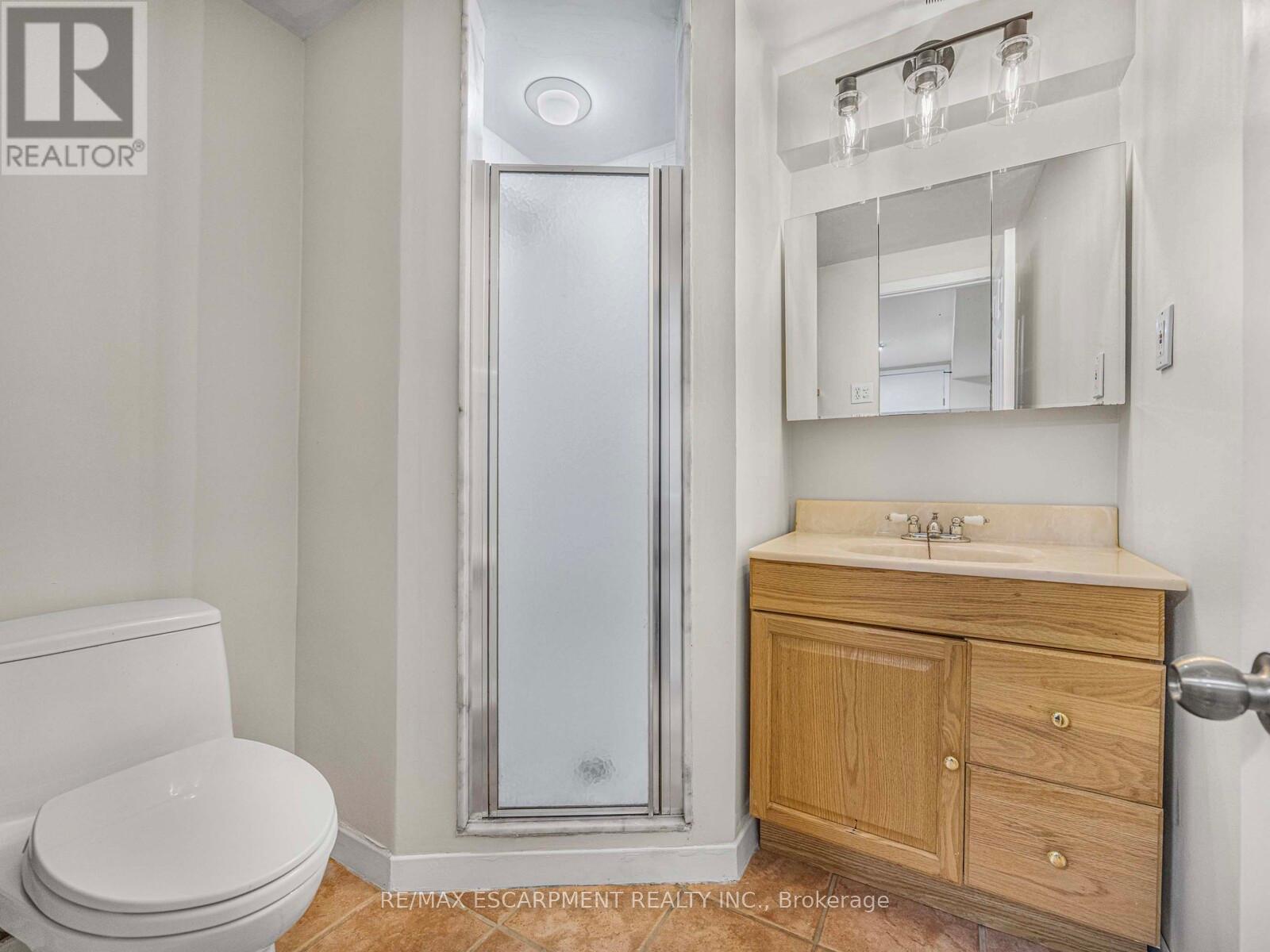 10 Alexander Street, Brampton (Downtown Brampton), Ontario  L6V 1H6 - Photo 27 - W12445099
