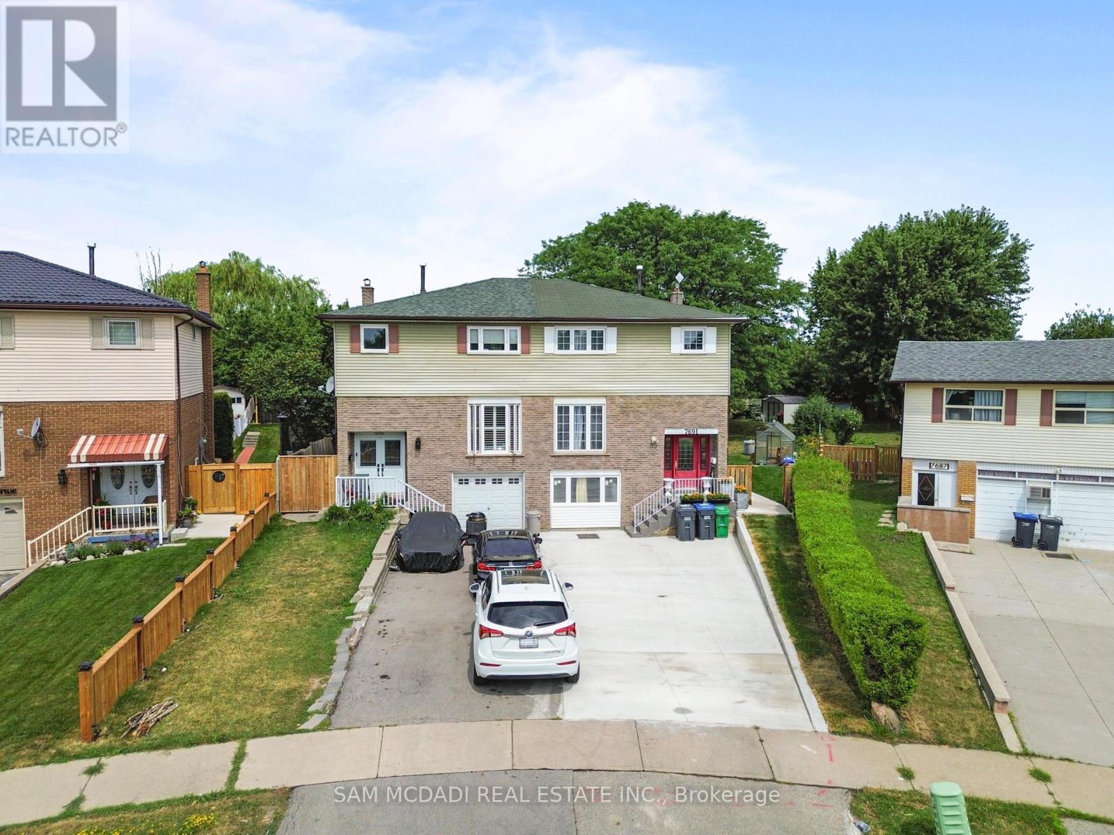 7691 Wildfern Drive, Mississauga, Ontario  L4T 3P8 - Photo 2 - W12445144