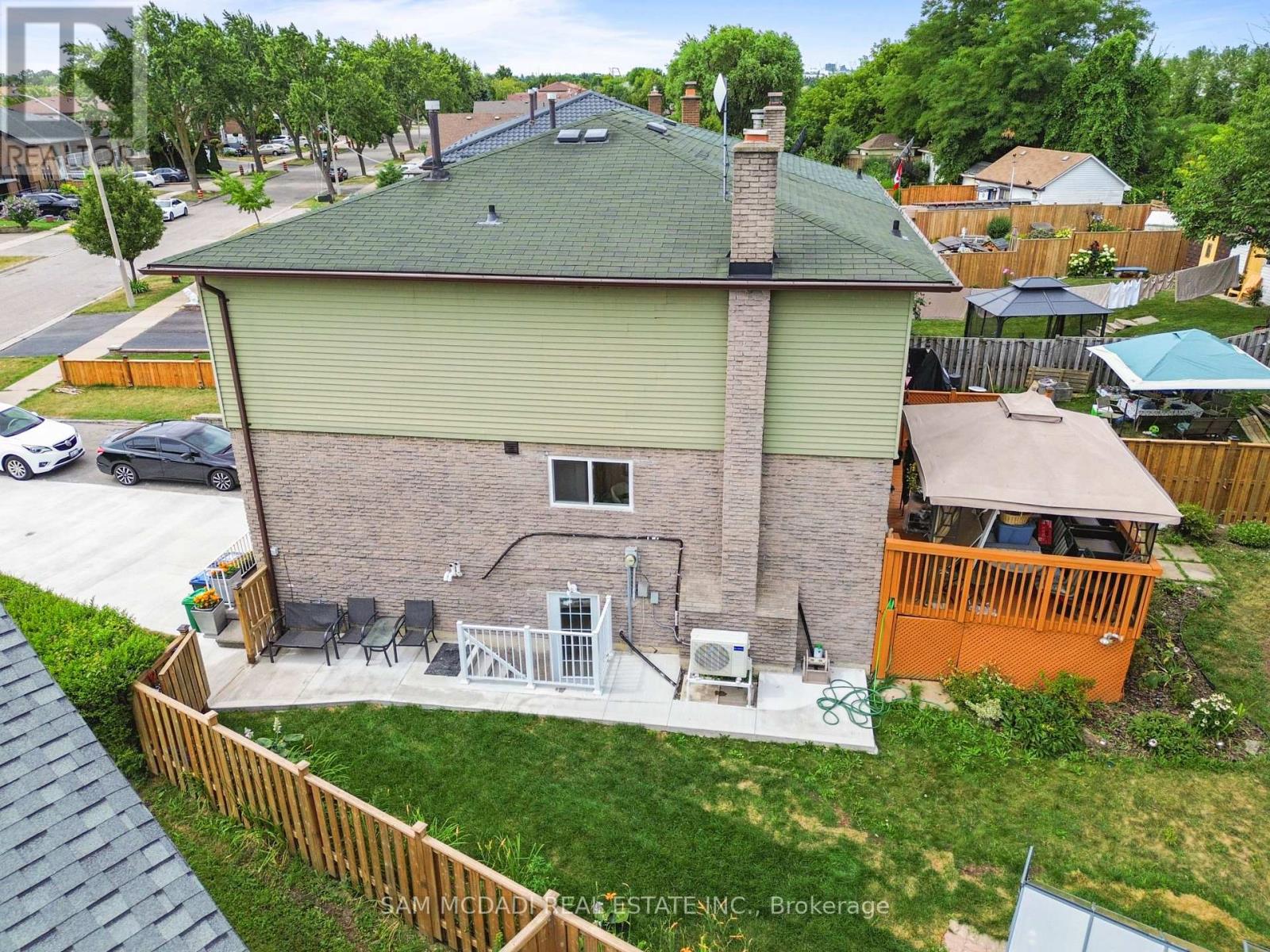 7691 Wildfern Drive, Mississauga, Ontario  L4T 3P8 - Photo 3 - W12445144