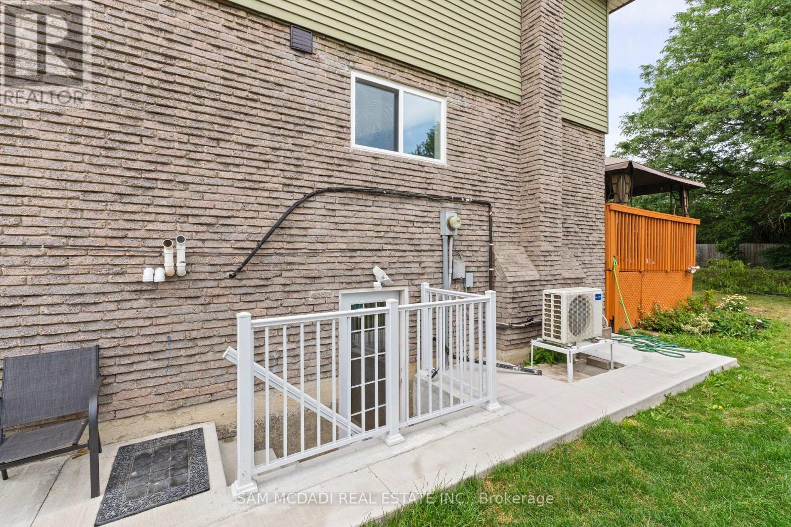 7691 Wildfern Drive, Mississauga, Ontario  L4T 3P8 - Photo 5 - W12445144