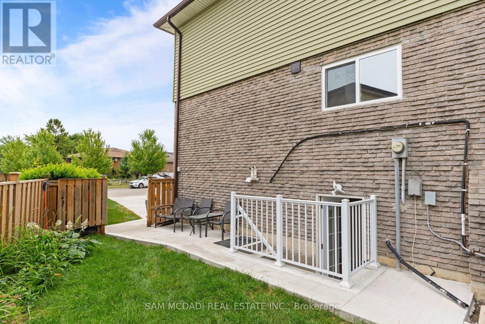 7691 Wildfern Drive, Mississauga, Ontario  L4T 3P8 - Photo 6 - W12445144