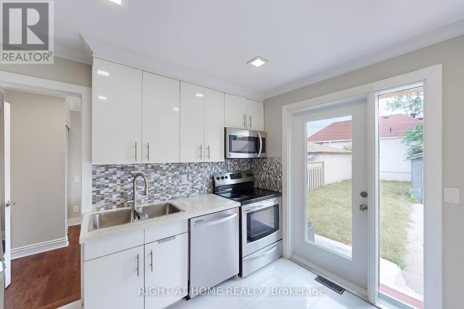 36 Juliet Crescent, Toronto (Keelesdale-Eglinton West), Ontario  M6M 1N4 - Photo 11 - W12445147