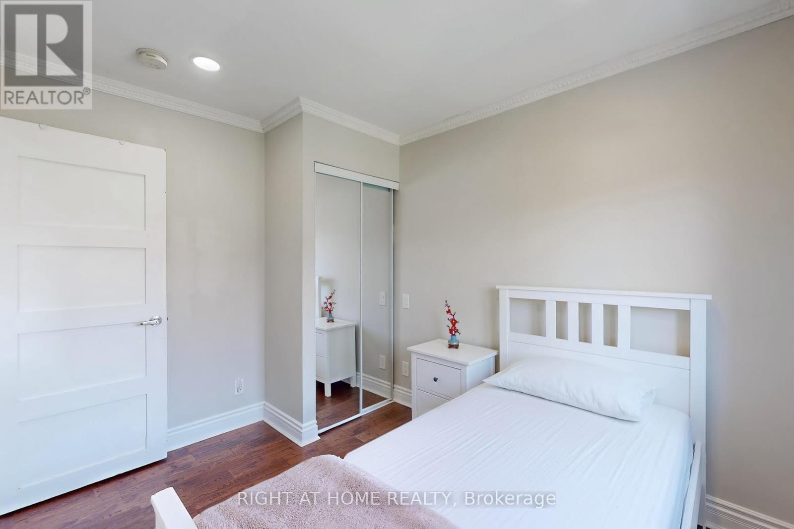 36 Juliet Crescent, Toronto (Keelesdale-Eglinton West), Ontario  M6M 1N4 - Photo 17 - W12445147