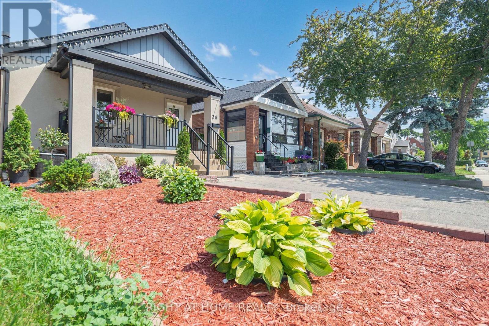 36 Juliet Crescent, Toronto (Keelesdale-Eglinton West), Ontario  M6M 1N4 - Photo 3 - W12445147