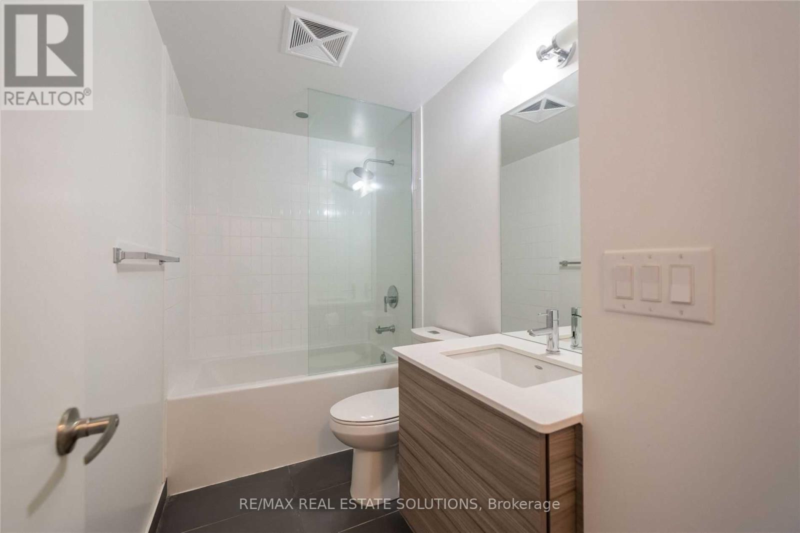 1303 - 210 Simcoe Street, Toronto, Ontario  M5T 0A9 - Photo 8 - C12445171
