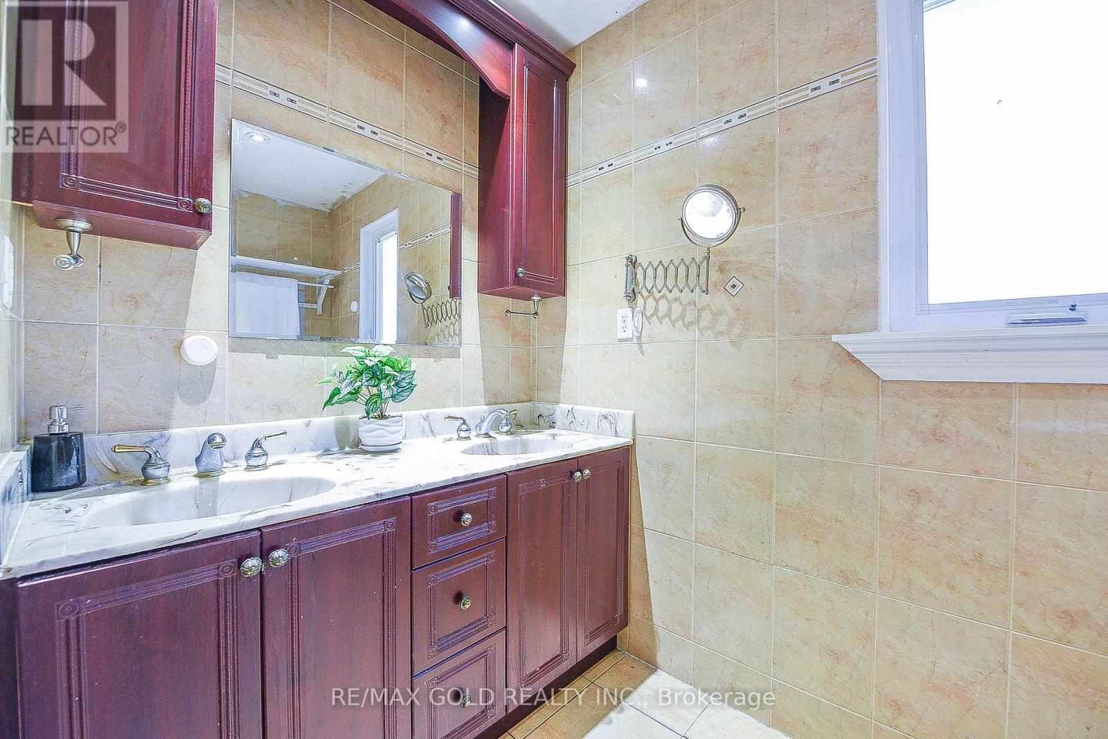 13 Foster Road, Mississauga (Malton), Ontario  L4T 1C3 - Photo 21 - W12445159