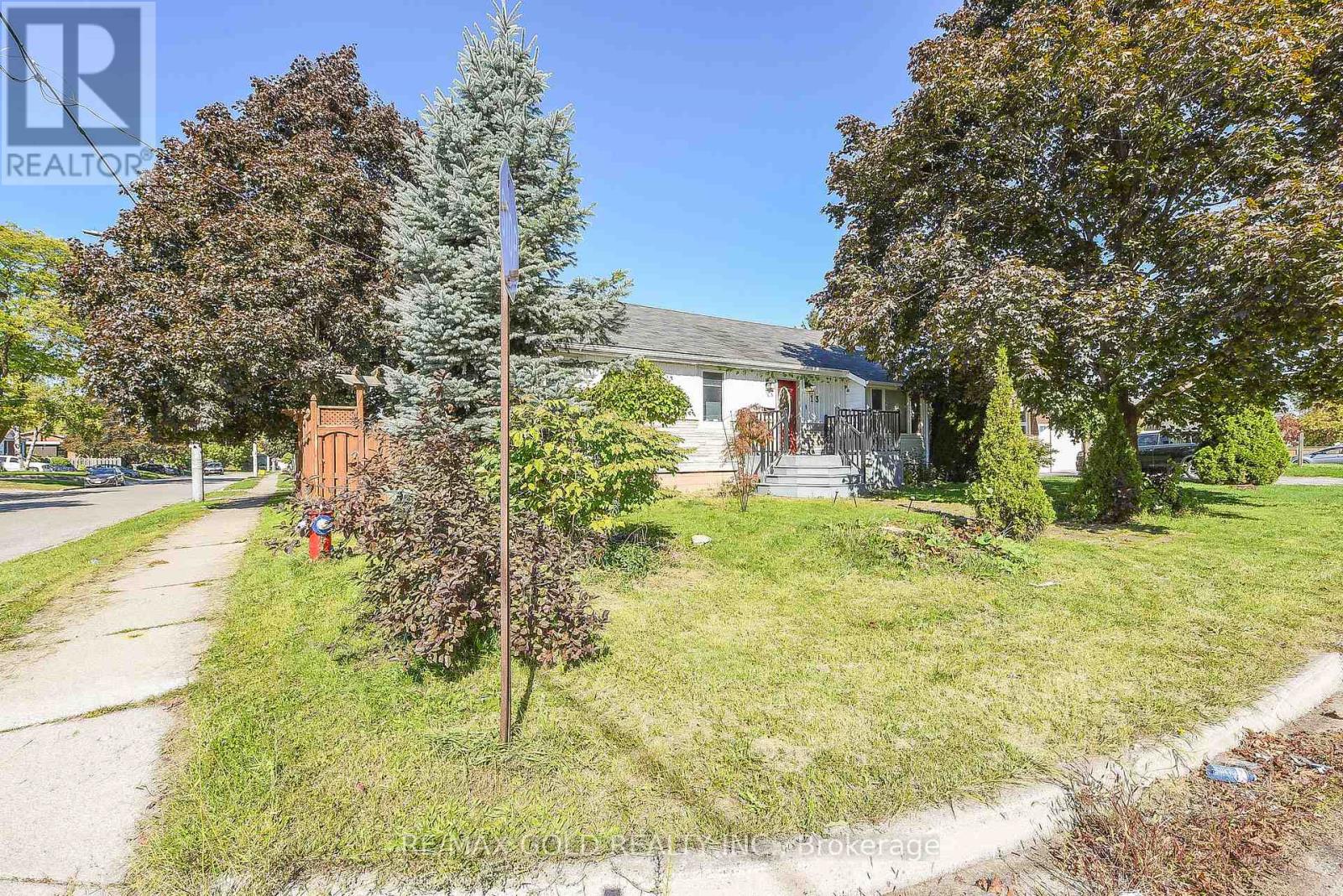 13 Foster Road, Mississauga (Malton), Ontario  L4T 1C3 - Photo 3 - W12445159