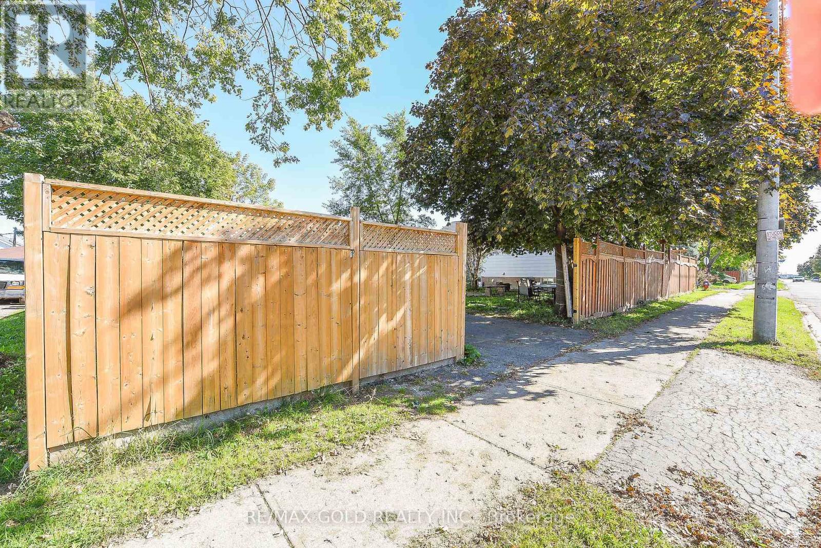 13 Foster Road, Mississauga (Malton), Ontario  L4T 1C3 - Photo 37 - W12445159