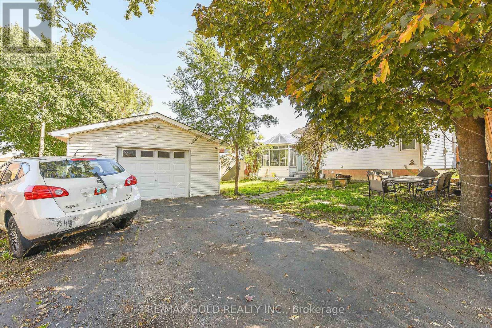 13 Foster Road, Mississauga (Malton), Ontario  L4T 1C3 - Photo 38 - W12445159
