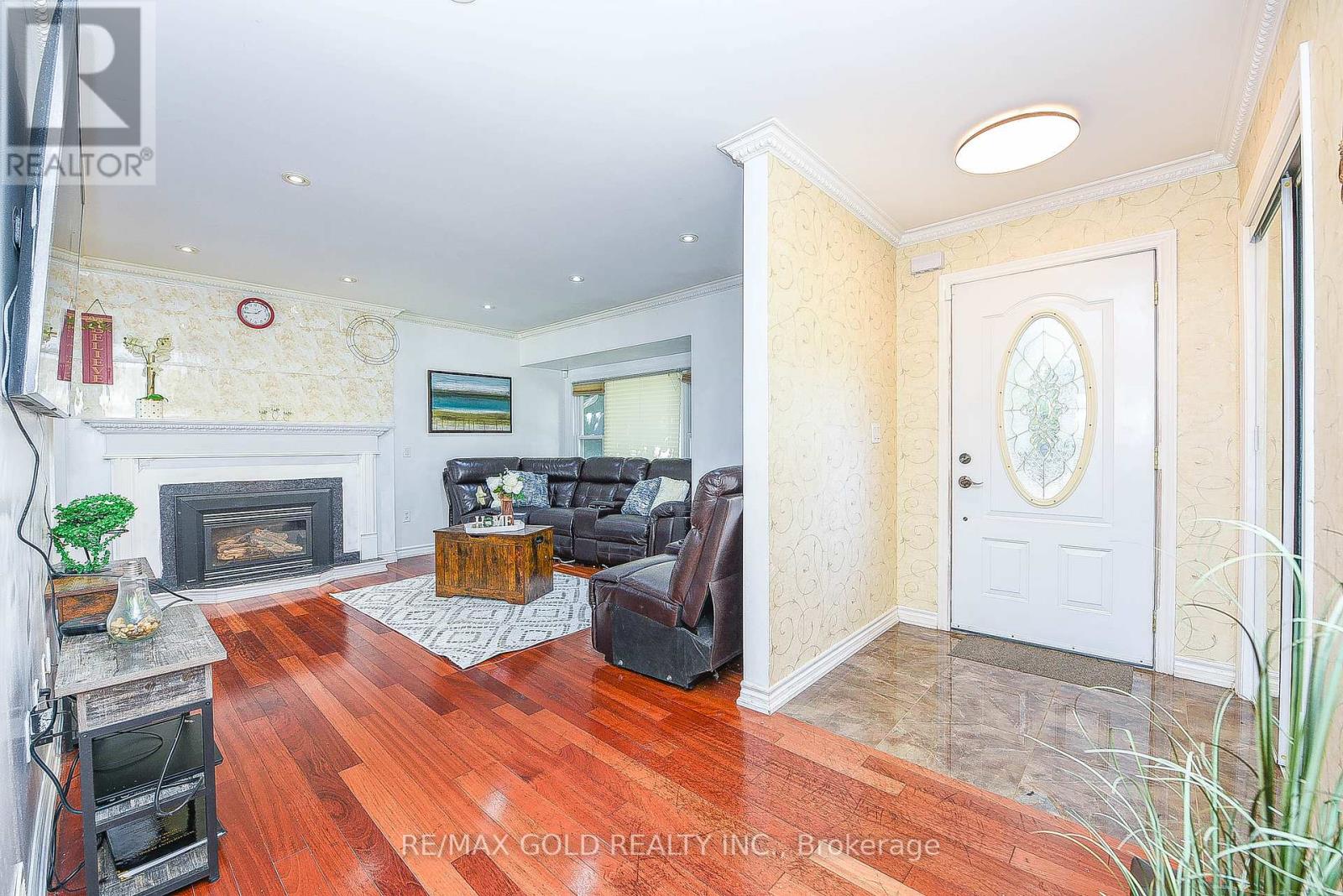 13 Foster Road, Mississauga (Malton), Ontario  L4T 1C3 - Photo 8 - W12445159