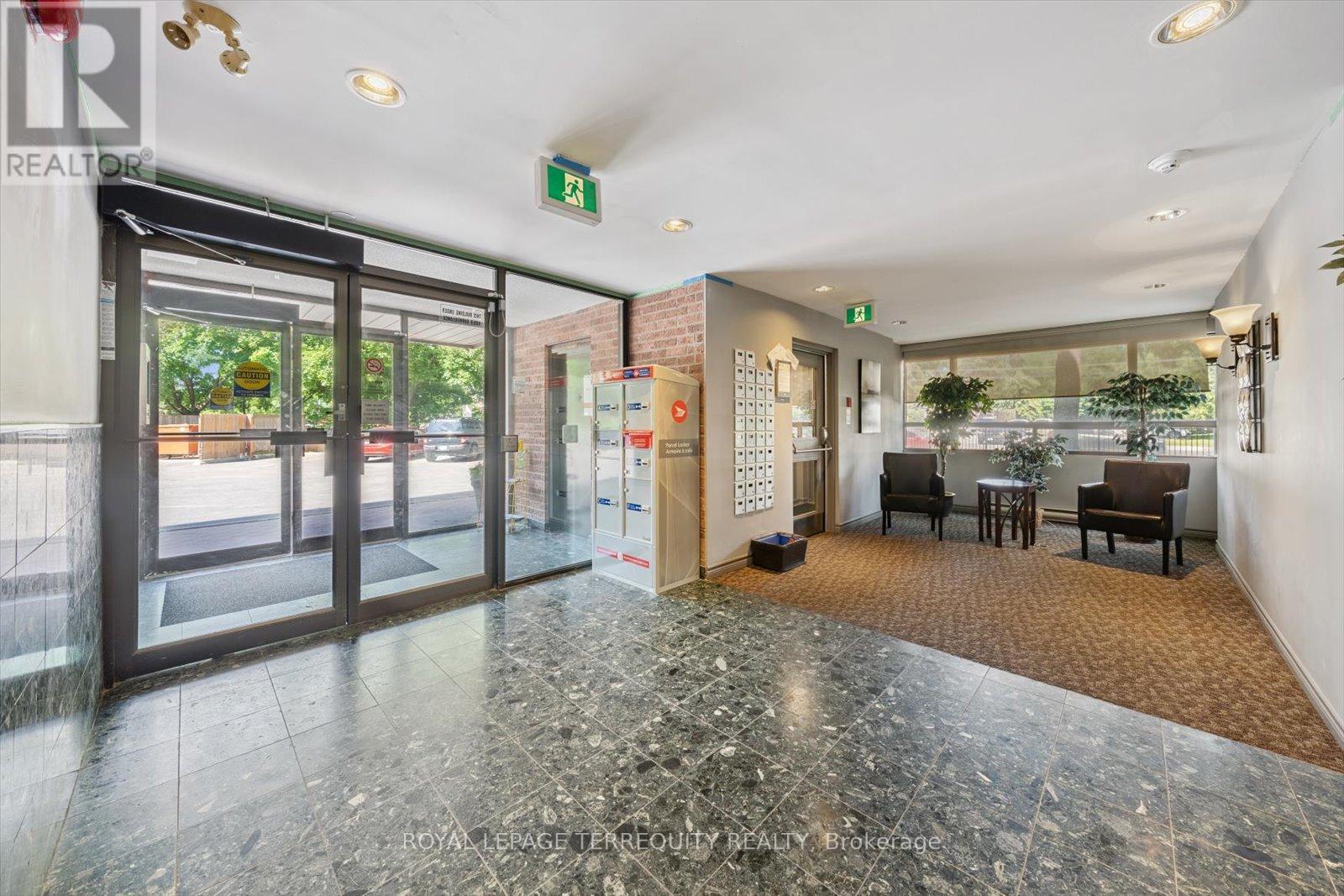 208 - 1275 Cornerbrook Place, Mississauga (Erindale), Ontario  L5C 3J3 - Photo 4 - W12445164