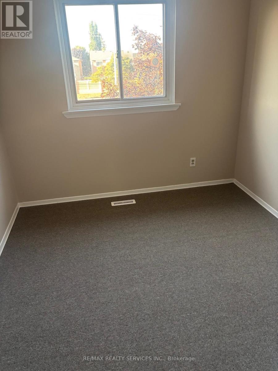 119 Moregate Crescent, Brampton, Ontario  L6S 3K9 - Photo 3 - W12445168