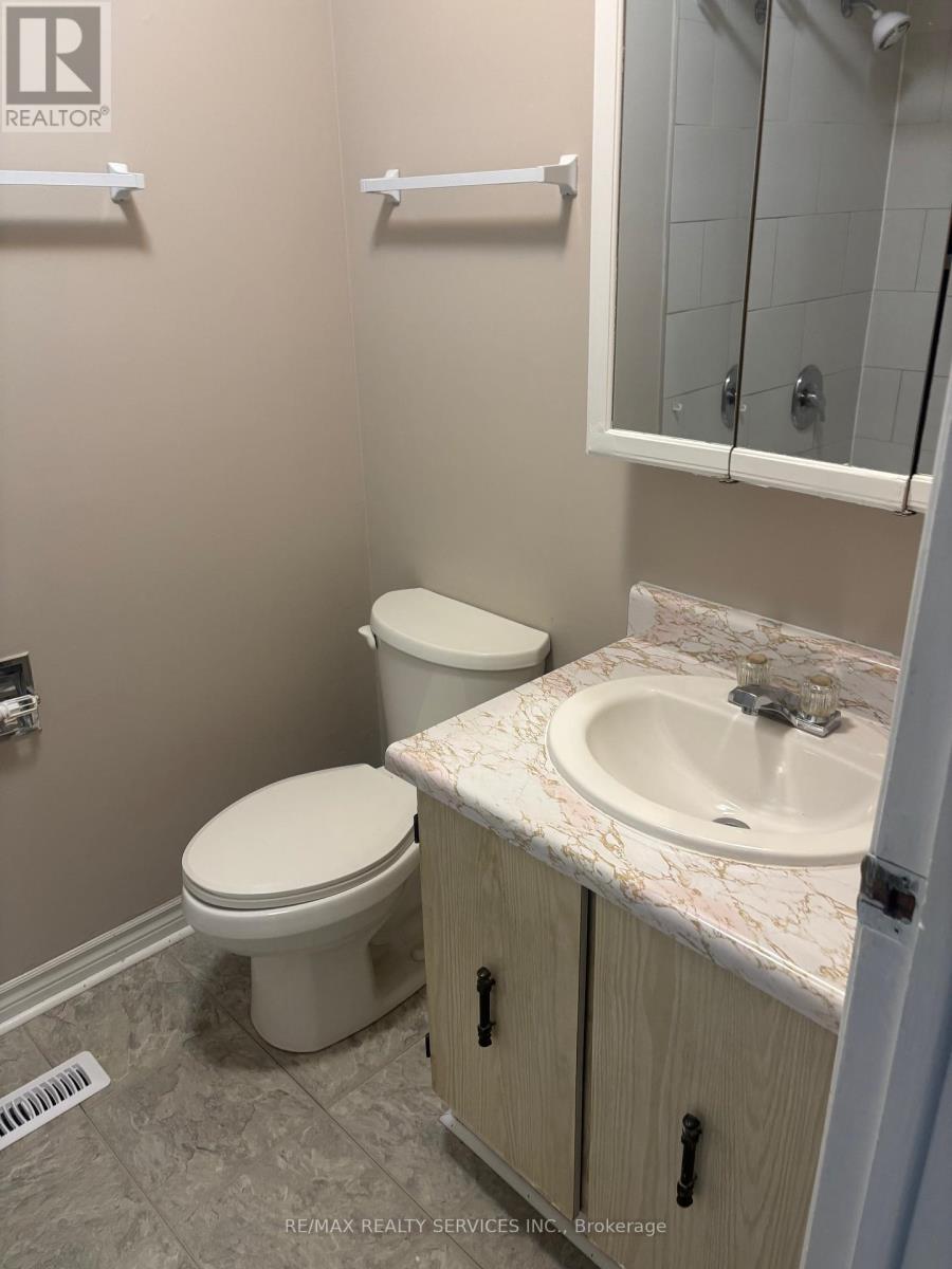 119 Moregate Crescent, Brampton, Ontario  L6S 3K9 - Photo 4 - W12445168
