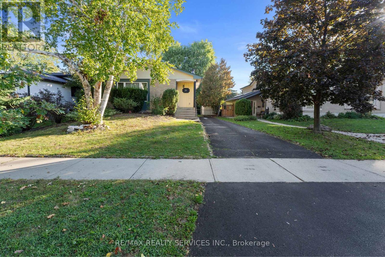 20 Madoc Drive, Brampton, Ontario  L6V 1Z9 - Photo 2 - W12443540