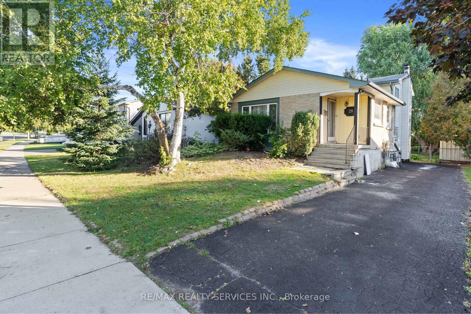 20 Madoc Drive, Brampton, Ontario  L6V 1Z9 - Photo 4 - W12443540
