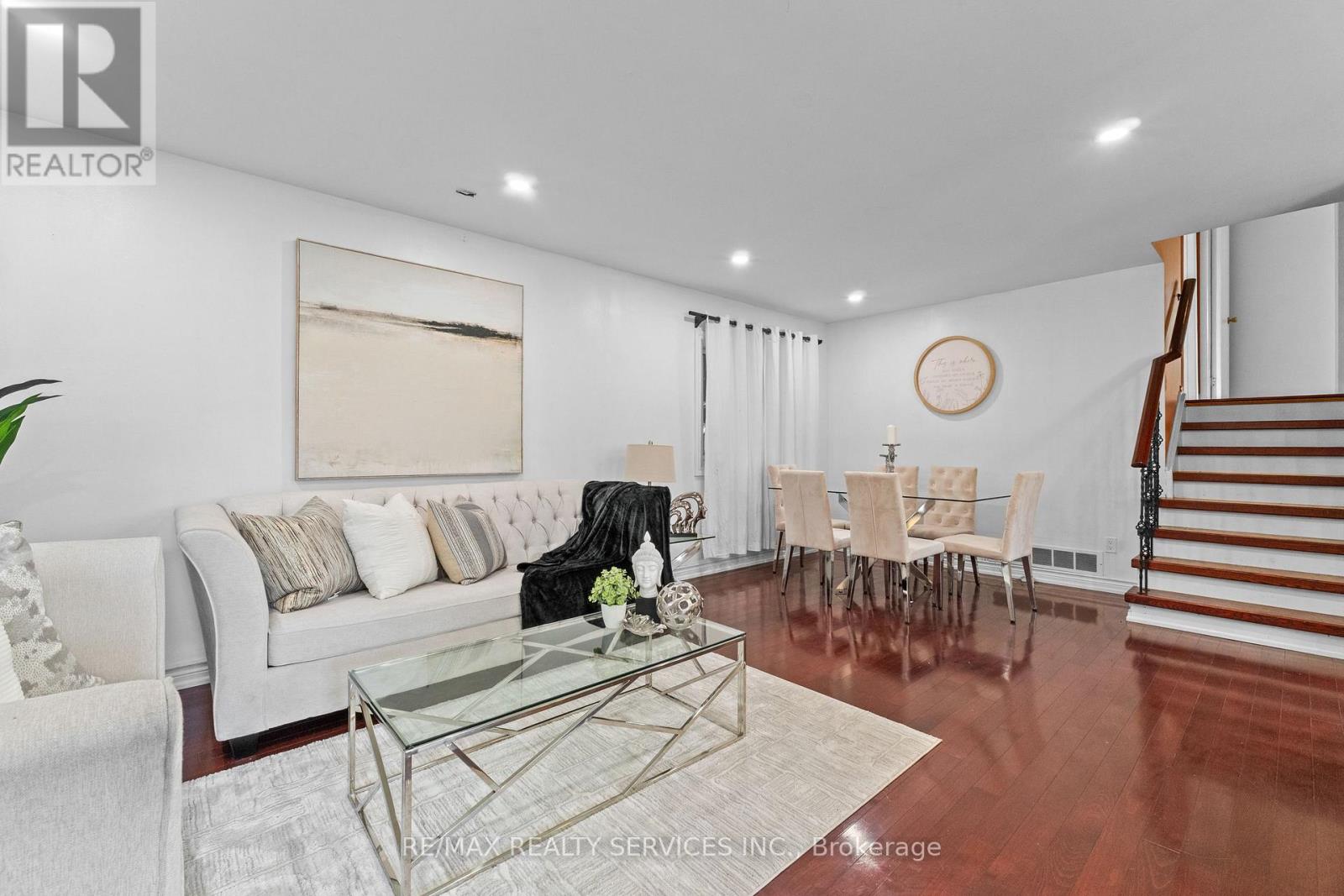 20 Madoc Drive, Brampton, Ontario  L6V 1Z9 - Photo 5 - W12443540