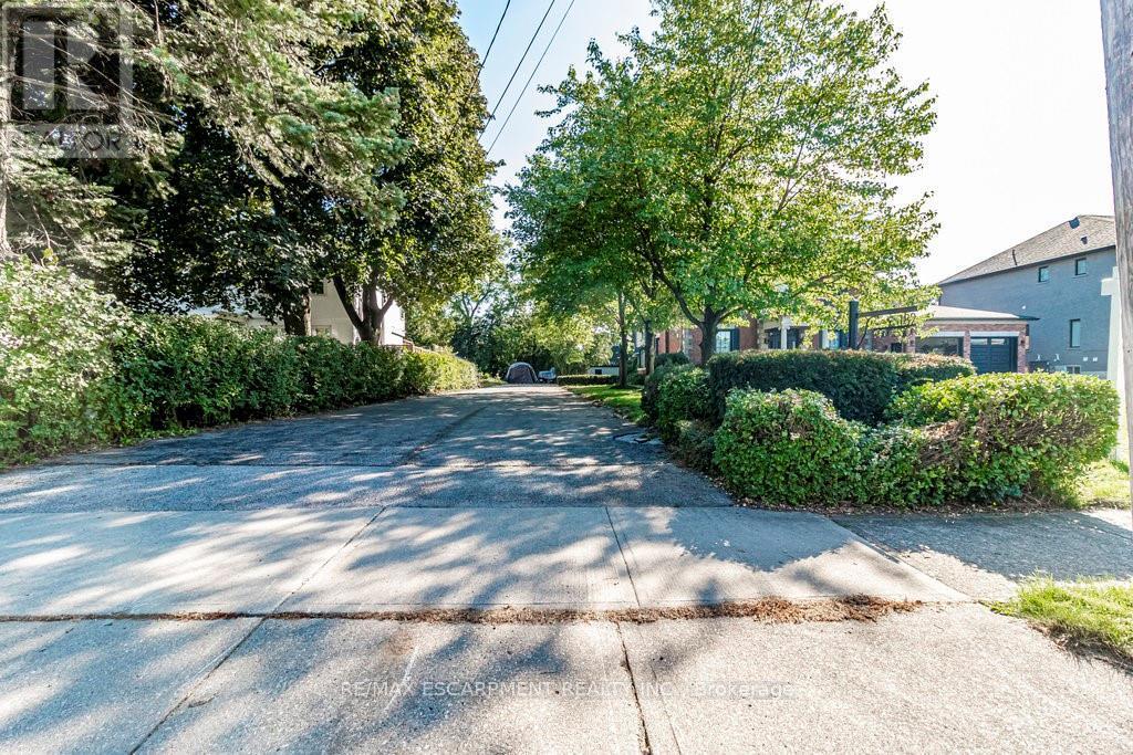 182 Concession Street, Hamilton (Centremount), Ontario  L9A 1A8 - Photo 2 - X12445179