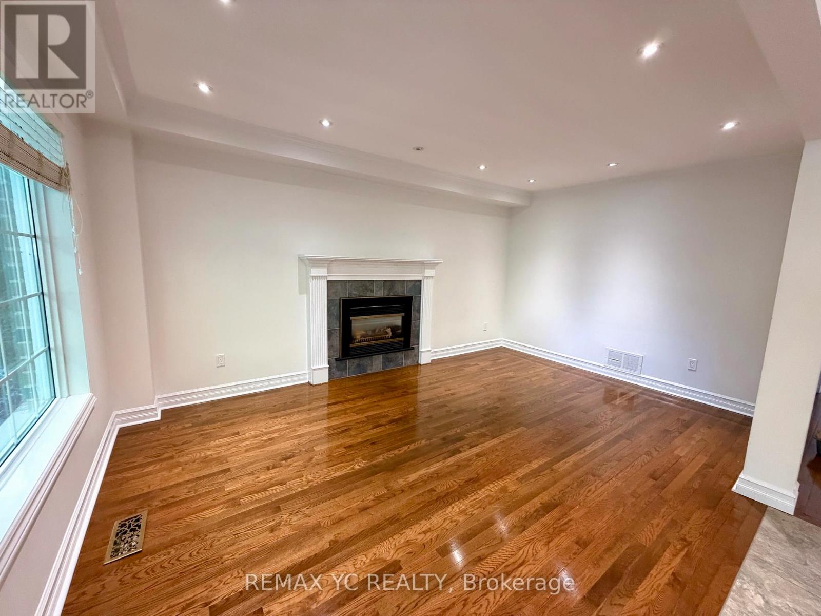 67 Fern Valley Crescent, Richmond Hill, Ontario  L4E 2J5 - Photo 12 - N12413752