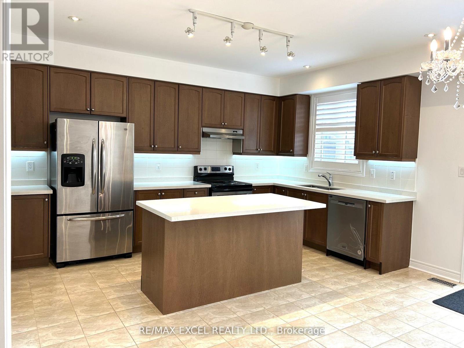17 Earnshaw Drive, Markham, Ontario  L6C 0E4 - Photo 4 - N12445200