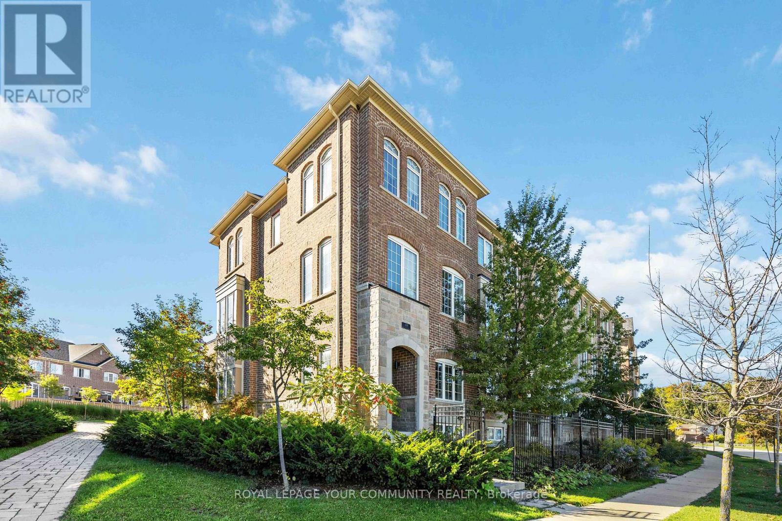 320 CLAY STONES STREET, Newmarket, Ontario