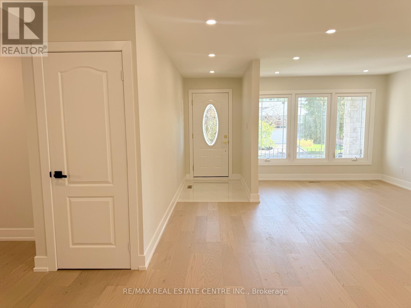 1215 Larny Court, Mississauga, Ontario  L4W 3N4 - Photo 3 - W12439890