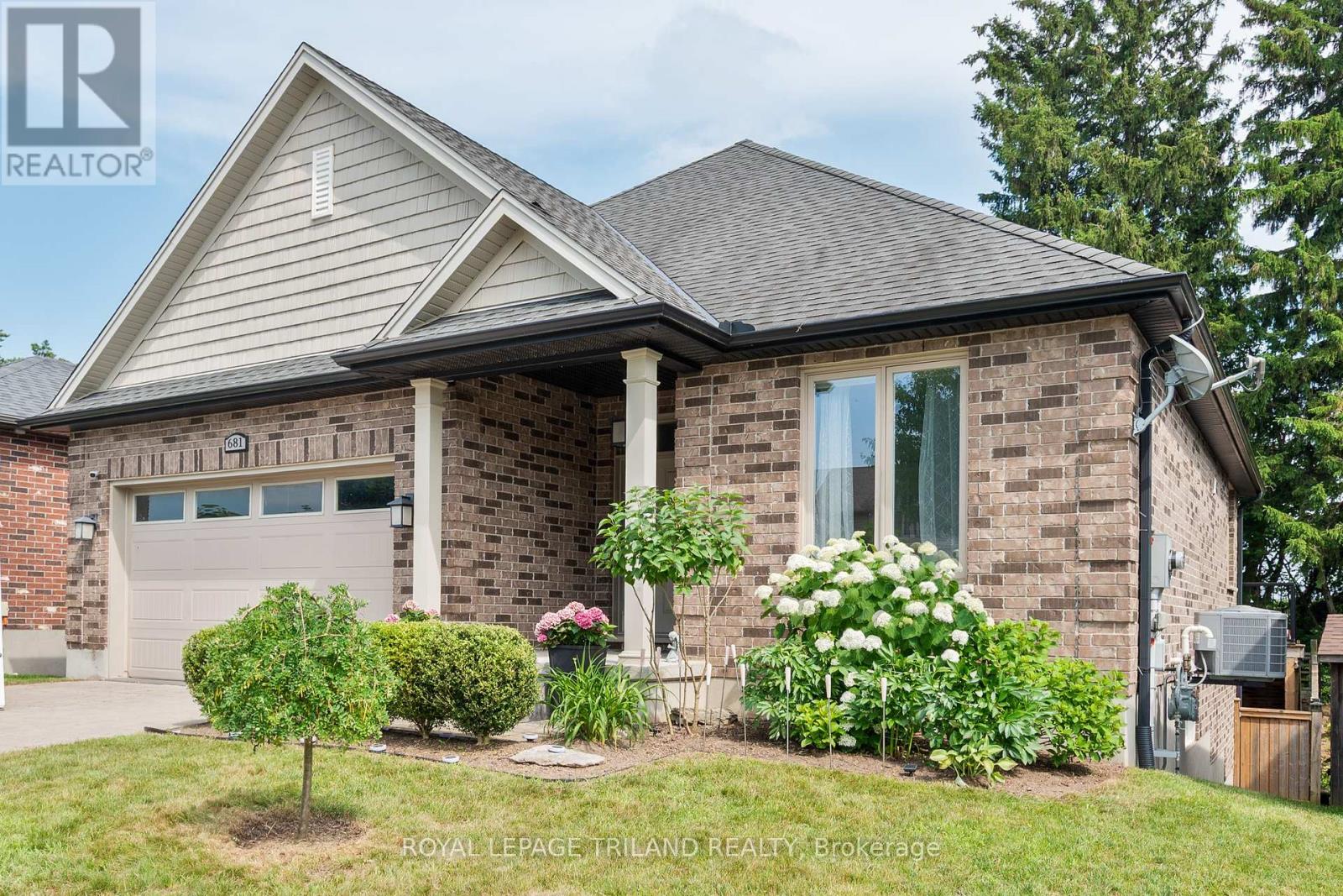 681 Bennett Crescent, Strathroy-Caradoc, Ontario  N0L 1W0 - Photo 3 - X12404928
