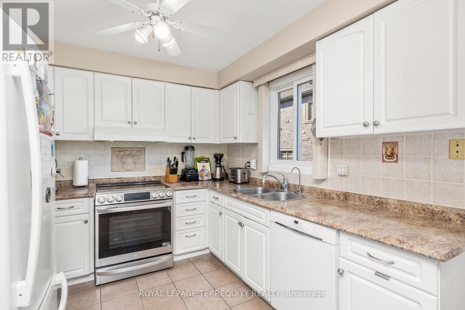 526 Renforth Drive, Toronto (Eringate-Centennial-West Deane), Ontario  M9C 2N5 - Photo 9 - W12445220