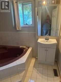 6653 Mockingbird Lane, Mississauga, Ontario  L5N 5K1 - Photo 12 - W12445236