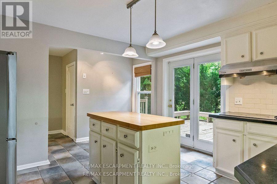 330 Poplar Drive, Oakville, Ontario  L6J 4E1 - Photo 13 - W12445249