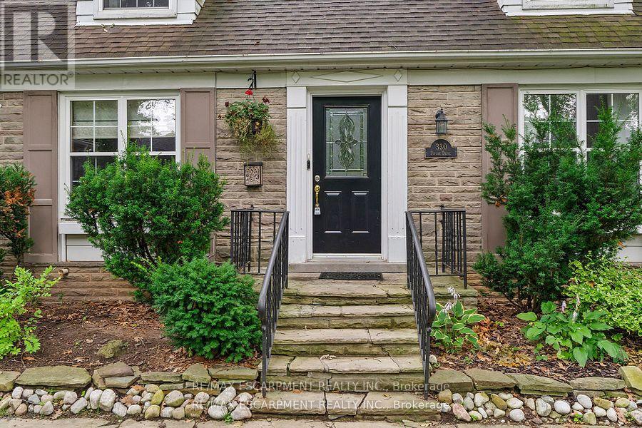 330 Poplar Drive, Oakville, Ontario  L6J 4E1 - Photo 2 - W12445249