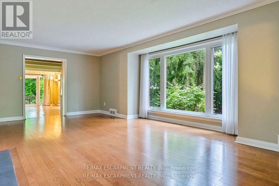 330 Poplar Drive, Oakville, Ontario  L6J 4E1 - Photo 4 - W12445249