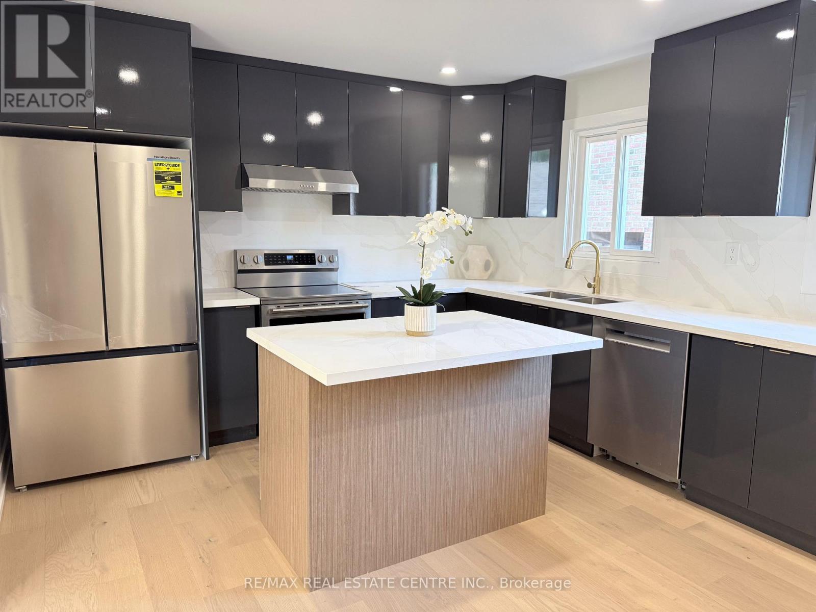 1215 Larny Court, Mississauga, Ontario  L4W 3N4 - Photo 8 - W12439890