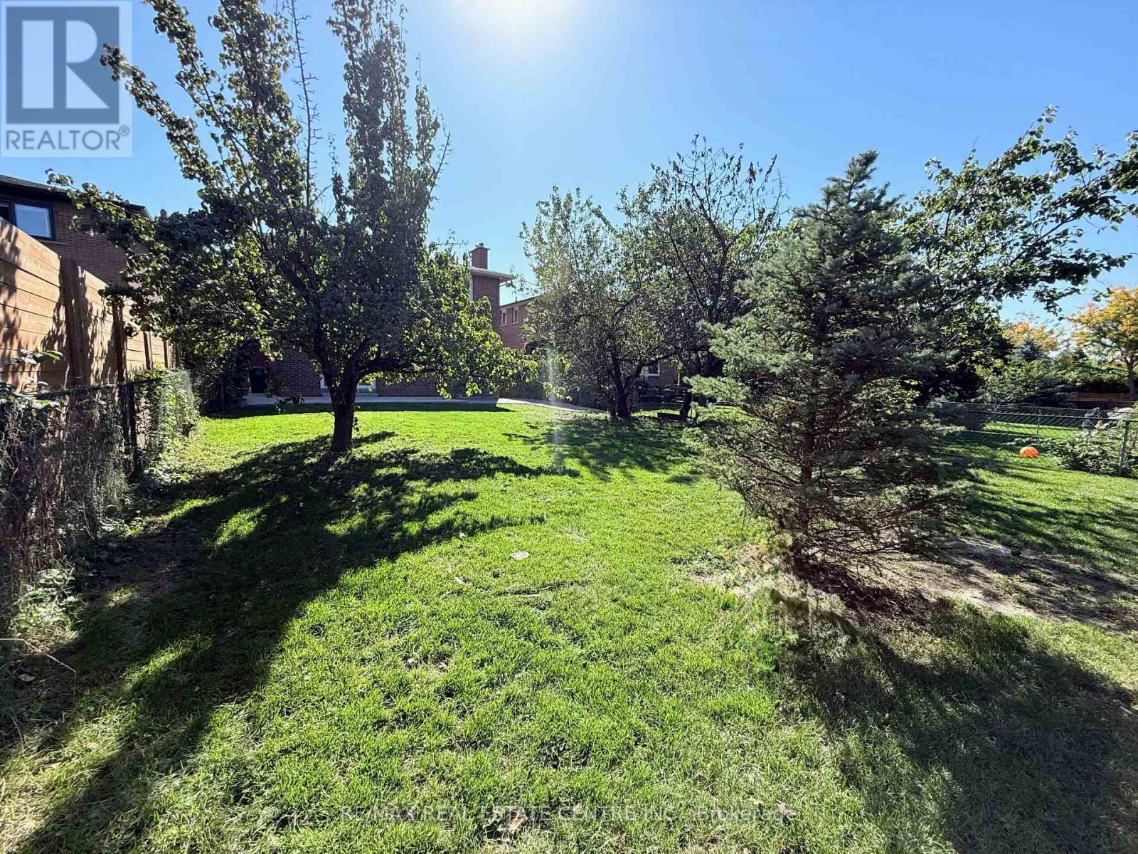 1215 Larny Court, Mississauga, Ontario  L4W 3N4 - Photo 45 - W12439890