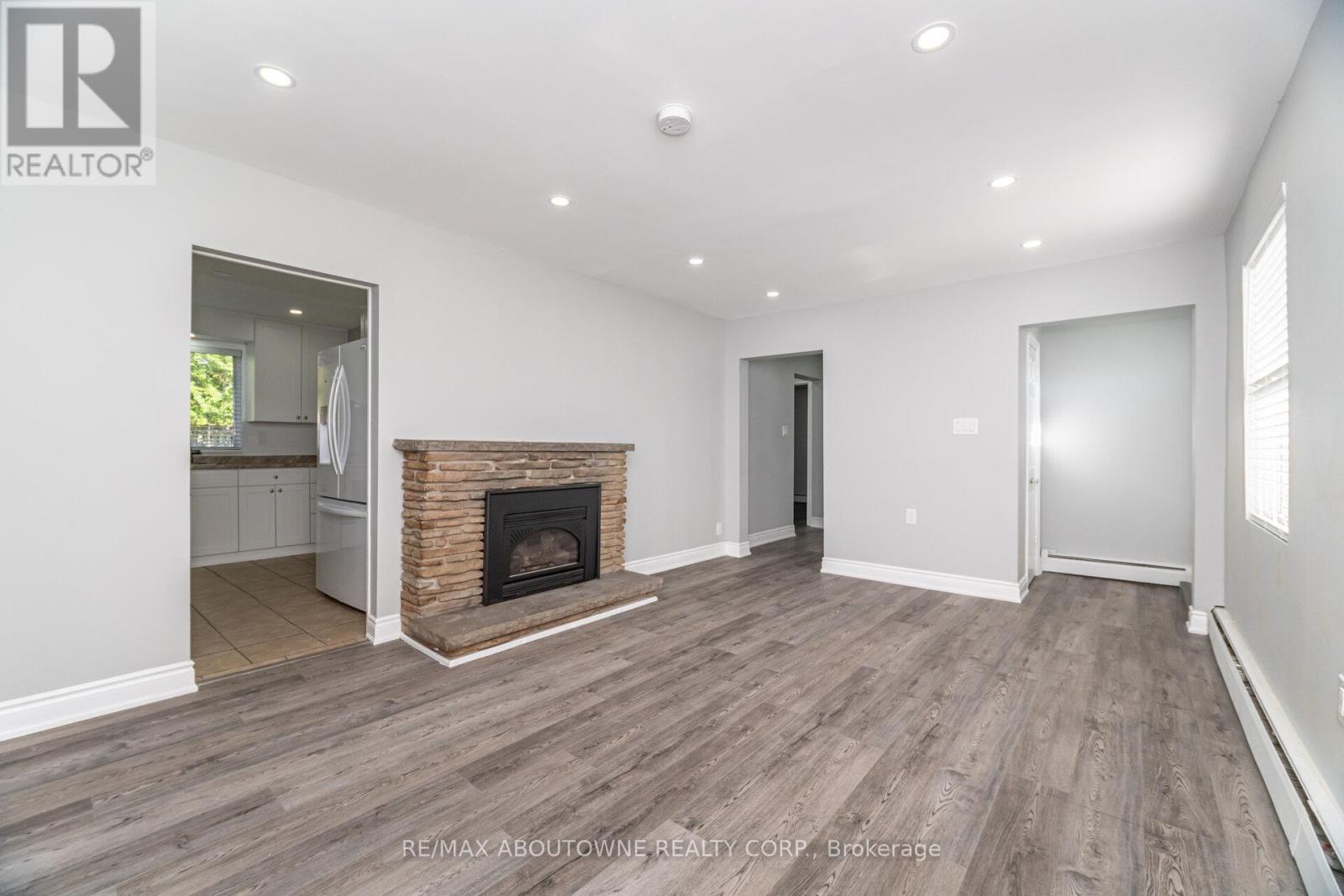 2077 Leighland Road, Burlington, Ontario  L7R 3S9 - Photo 10 - W12445269