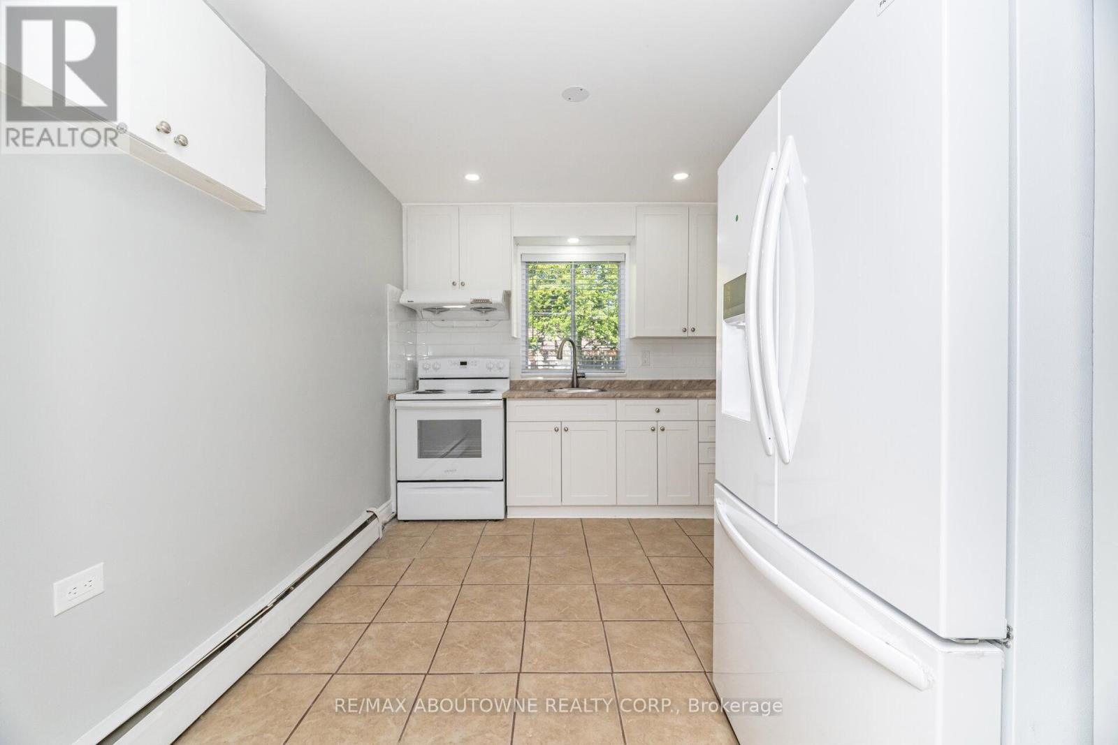 2077 Leighland Road, Burlington, Ontario  L7R 3S9 - Photo 11 - W12445269