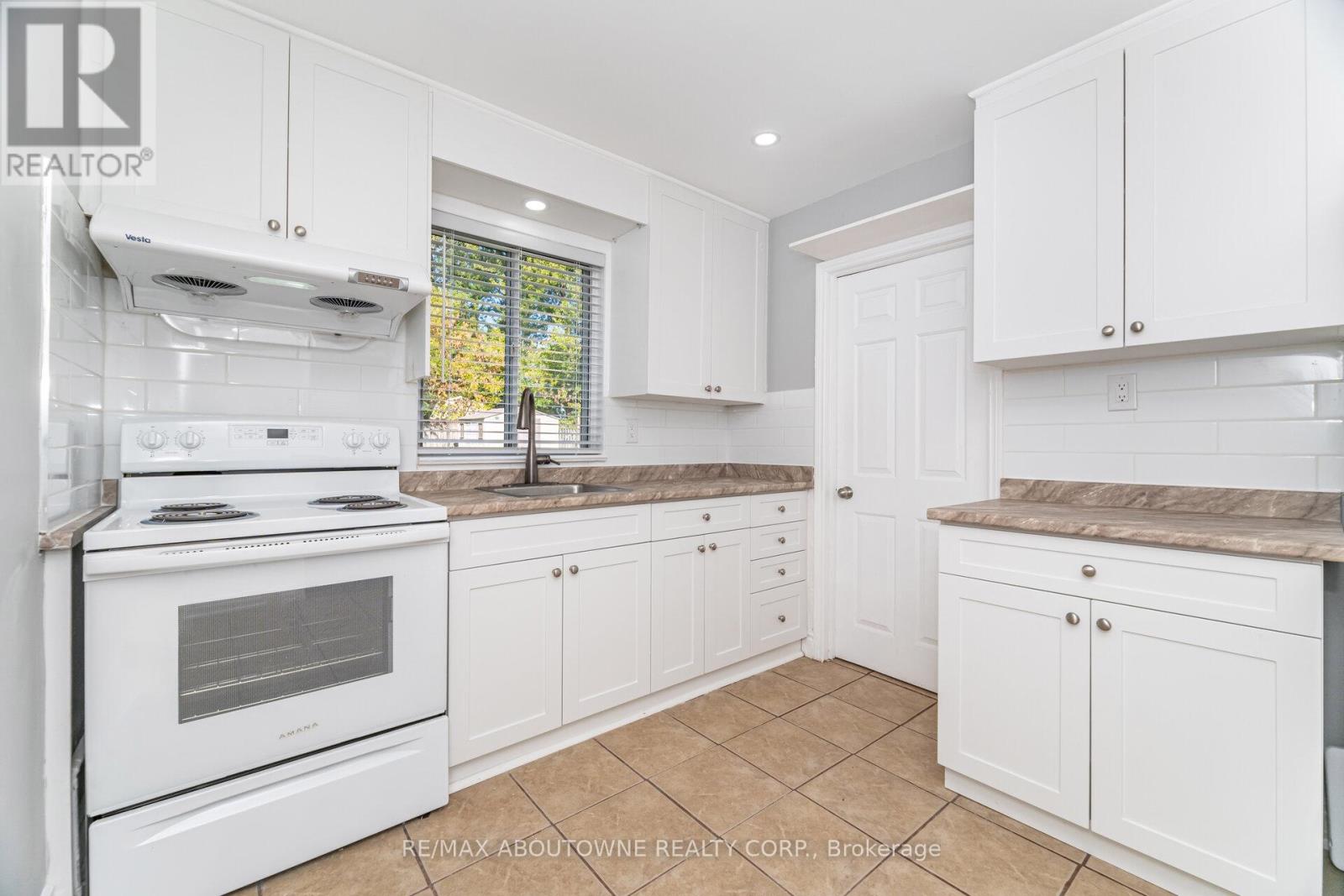 2077 Leighland Road, Burlington, Ontario  L7R 3S9 - Photo 12 - W12445269