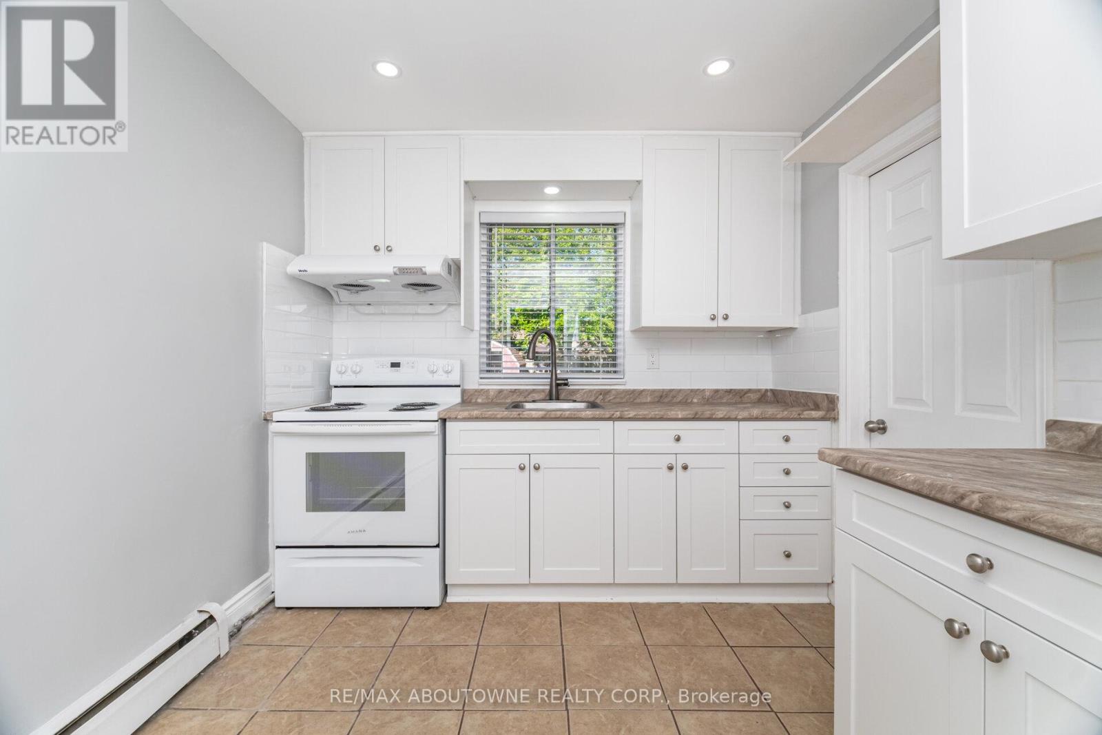 2077 Leighland Road, Burlington, Ontario  L7R 3S9 - Photo 13 - W12445269