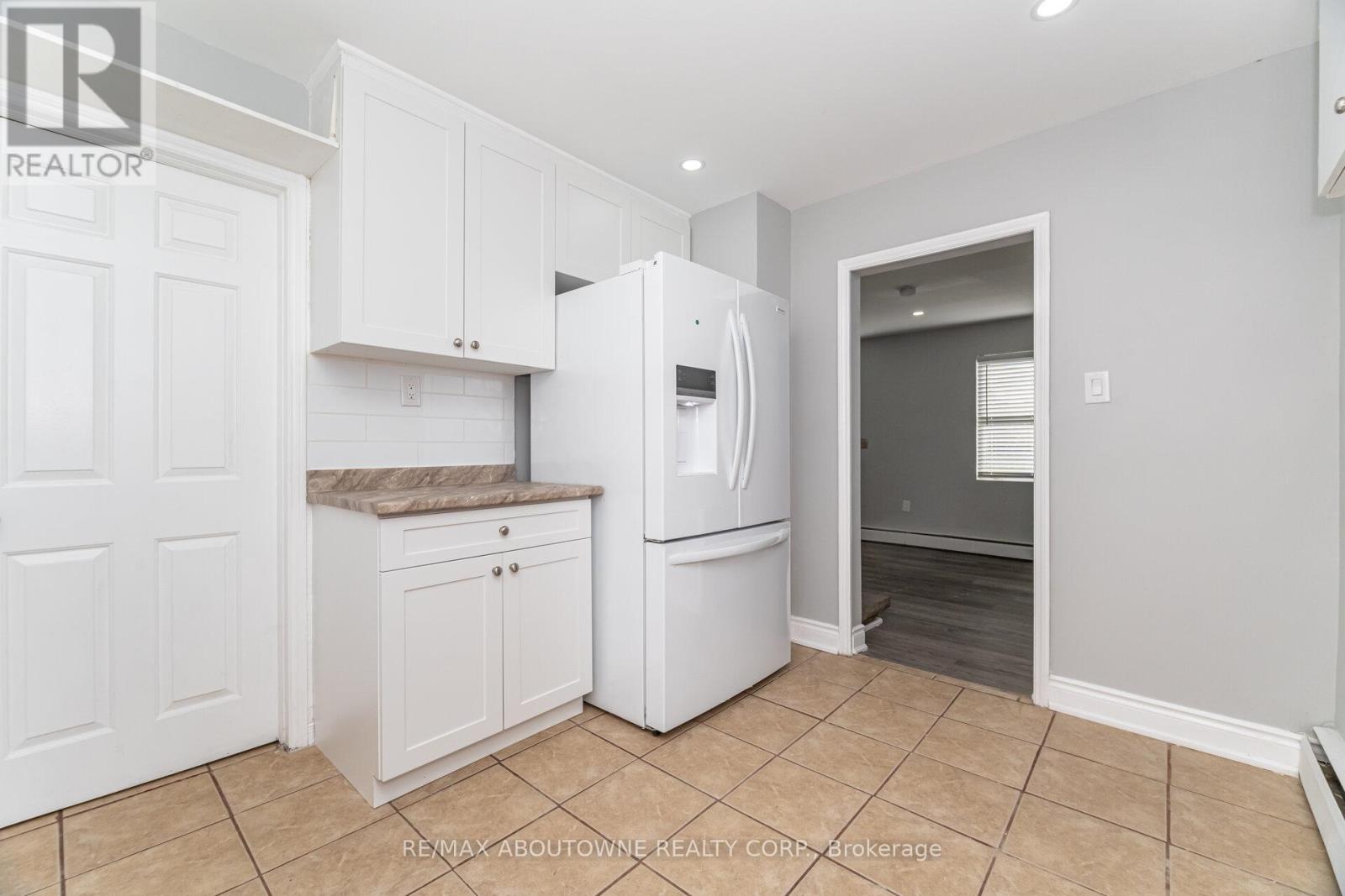 2077 Leighland Road, Burlington, Ontario  L7R 3S9 - Photo 14 - W12445269