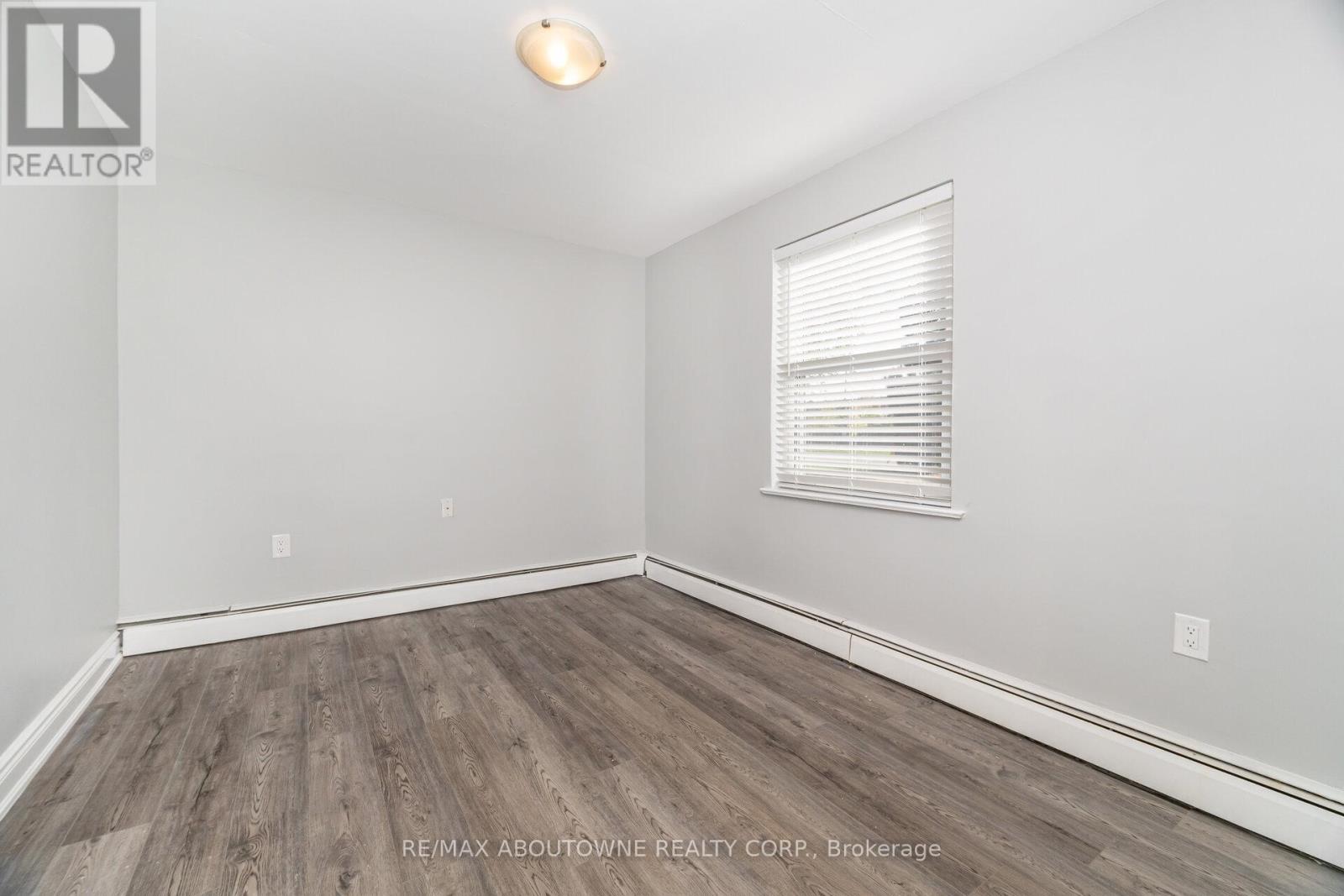 2077 Leighland Road, Burlington, Ontario  L7R 3S9 - Photo 17 - W12445269