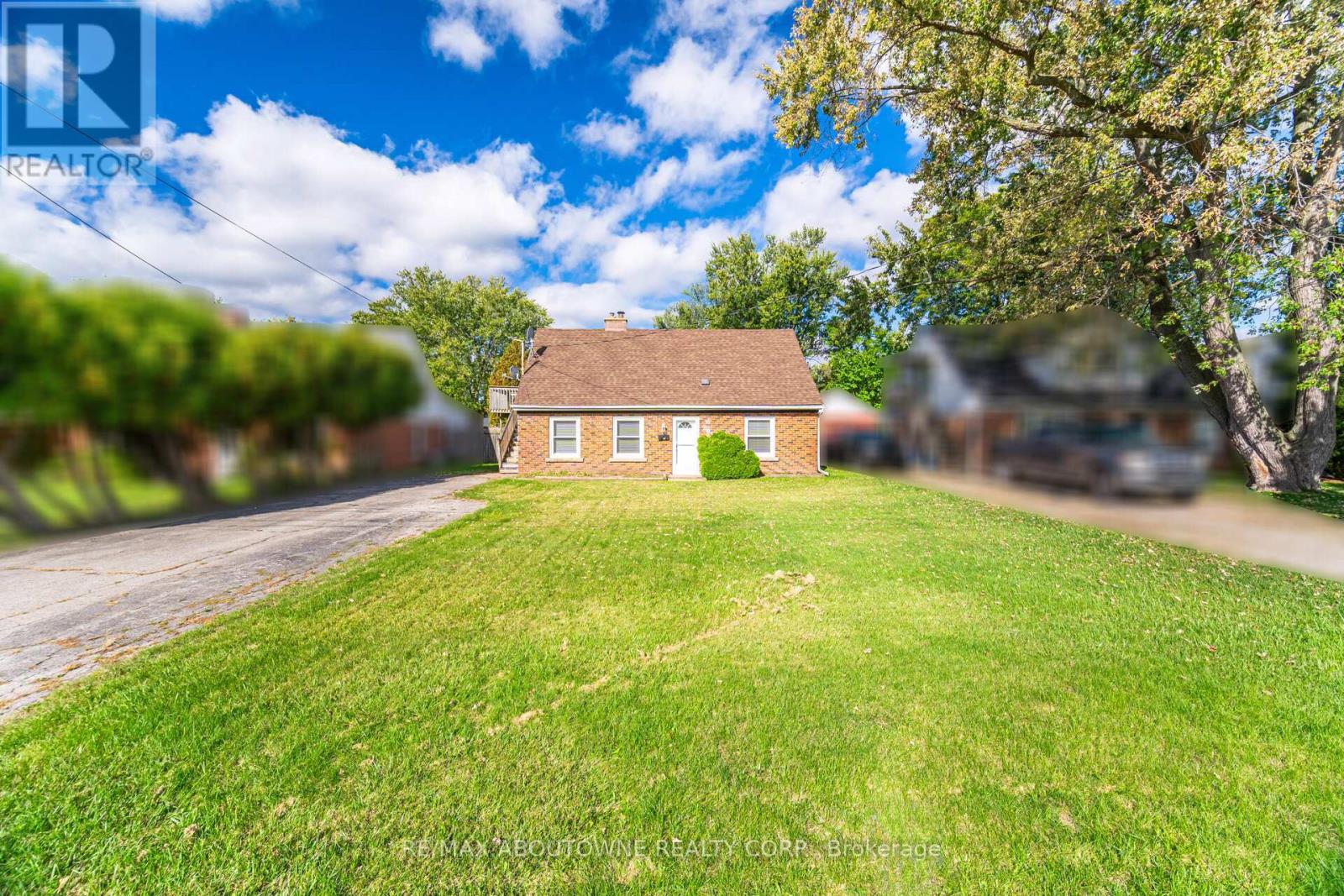 2077 Leighland Road, Burlington, Ontario  L7R 3S9 - Photo 2 - W12445269
