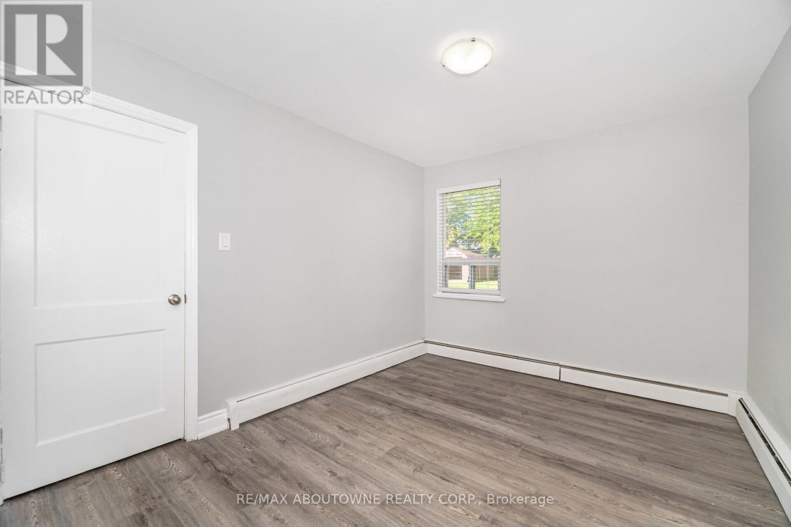 2077 Leighland Road, Burlington, Ontario  L7R 3S9 - Photo 21 - W12445269