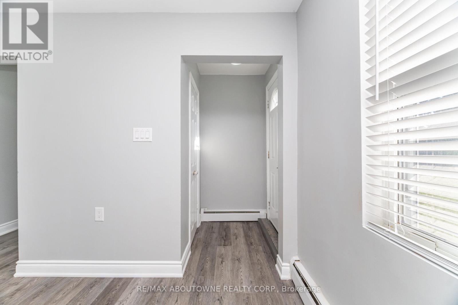 2077 Leighland Road, Burlington, Ontario  L7R 3S9 - Photo 3 - W12445269