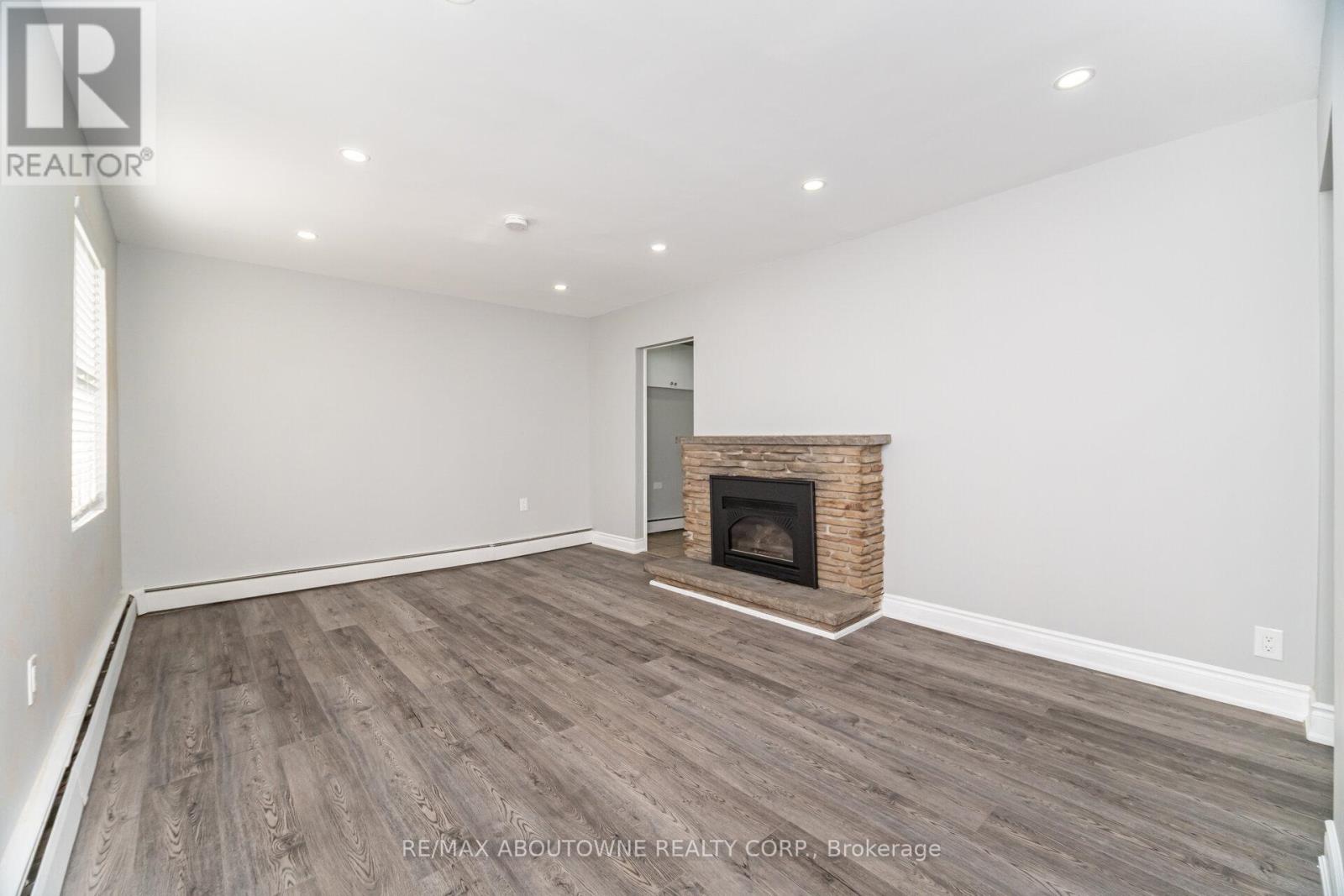 2077 Leighland Road, Burlington, Ontario  L7R 3S9 - Photo 4 - W12445269
