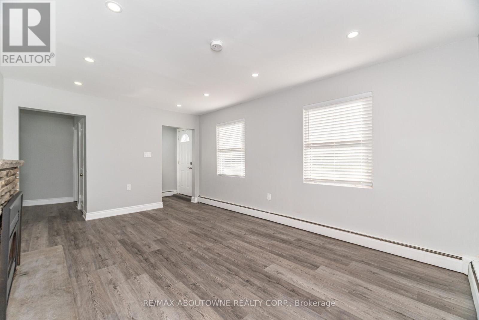 2077 Leighland Road, Burlington, Ontario  L7R 3S9 - Photo 5 - W12445269