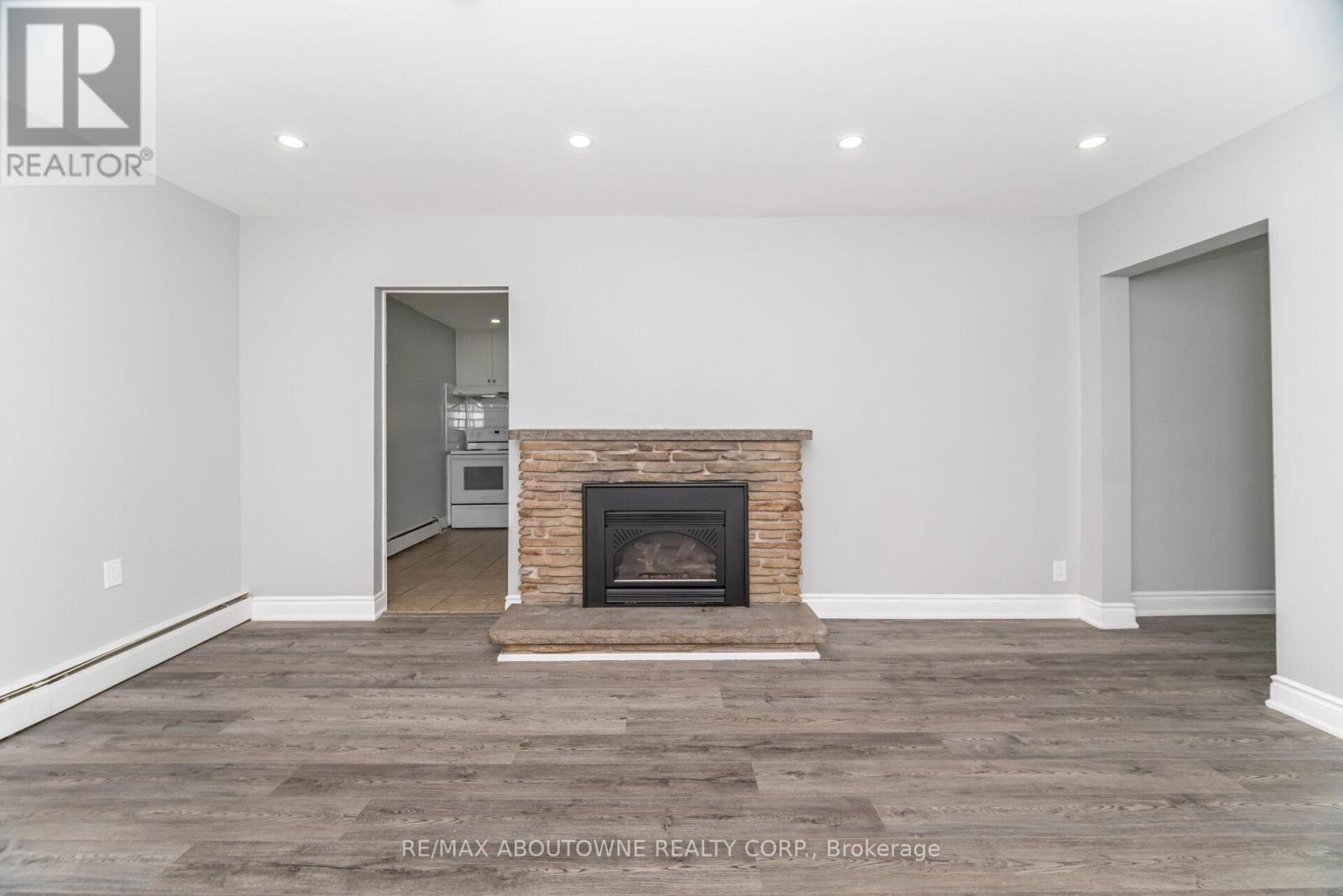 2077 Leighland Road, Burlington, Ontario  L7R 3S9 - Photo 9 - W12445269