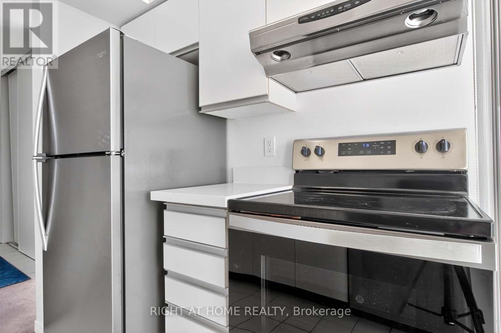 2204 - 400 Webb Drive, Mississauga, Ontario  L5B 3Z7 - Photo 11 - W12445275