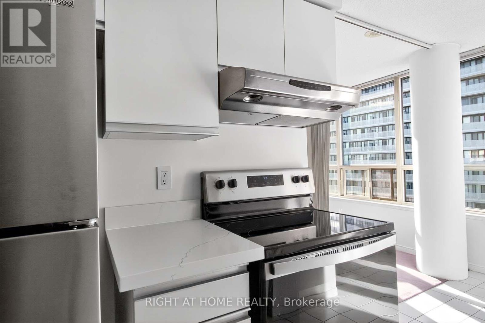 2204 - 400 Webb Drive, Mississauga, Ontario  L5B 3Z7 - Photo 12 - W12445275