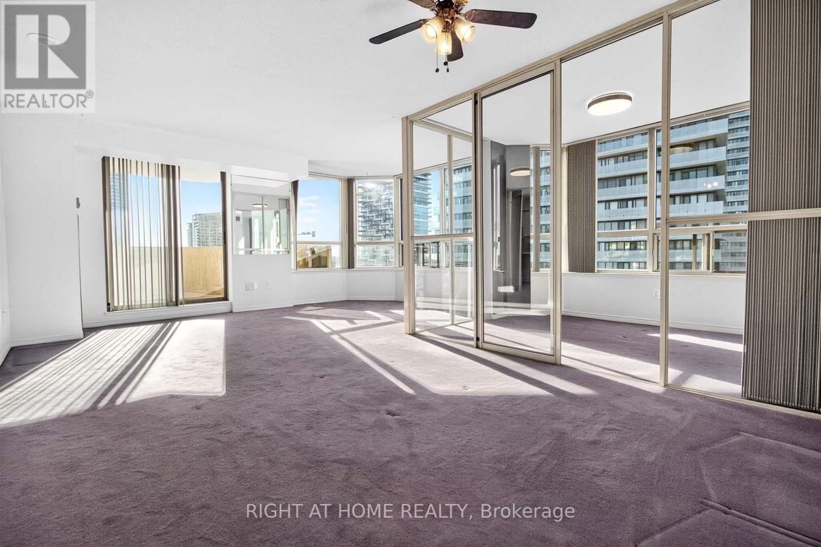 2204 - 400 Webb Drive, Mississauga, Ontario  L5B 3Z7 - Photo 4 - W12445275